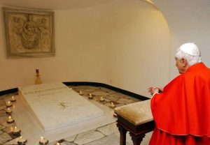 Pope-Benedict-XVI-visits-the-late-Pope-John-Paul-IIs-tomb-in-the-grotto-beneath-St.-Peters-Basilica
